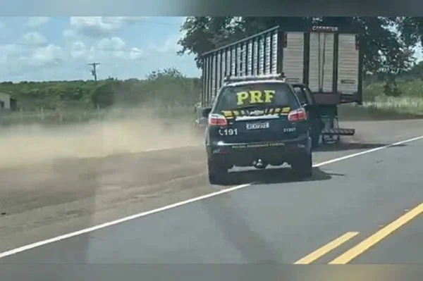 Viatura da PRF persegue sequestradores - Metrópoles