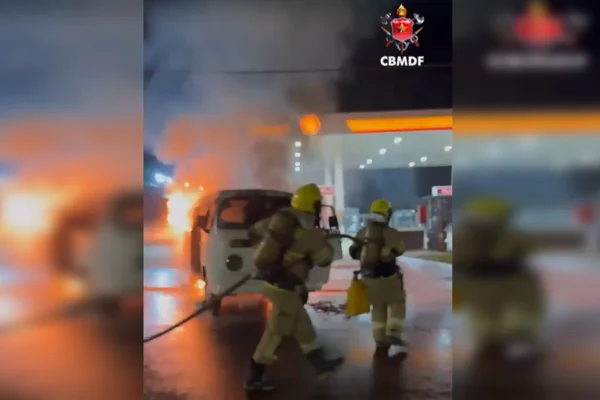 Kombi pega fogo em posto de combustível de São Sebastião