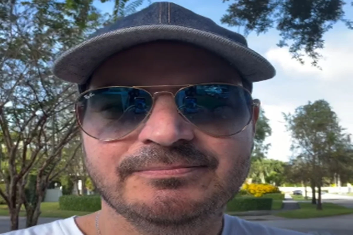 Constantino debocha de investigação por xenofobia: “Podem vir para cima”
