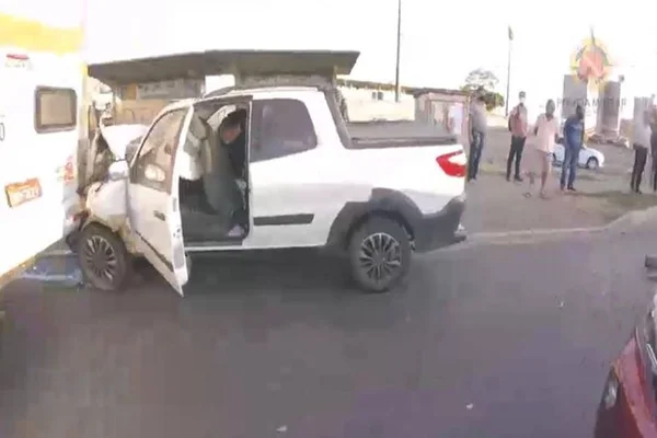 Vídeo: homem rouba carro, mas é preso ao bater em 3 veículos no DF