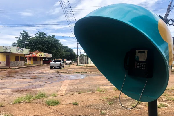 Orelhão vai “desaparecer” do Brasil; conheça a origem do telefone