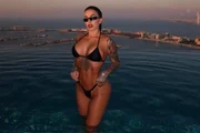Kauana Bilhar posa de ócuos escuros na piscina Kauana Bilhar posa de ócuos escuros na piscina