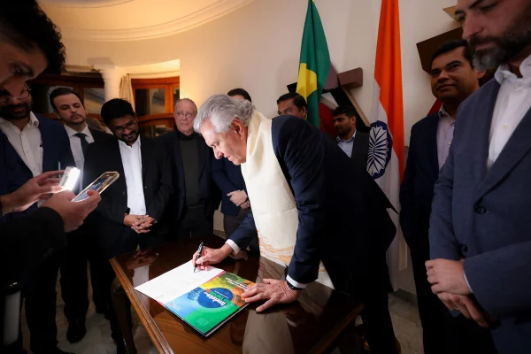 Foto colorida mostra assinatura de termo de instalação de indústria indiana em Goiás - Metrópoles