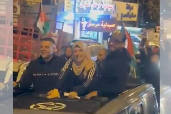 imagem colorida de mulher em carro em cidade - metrópoles