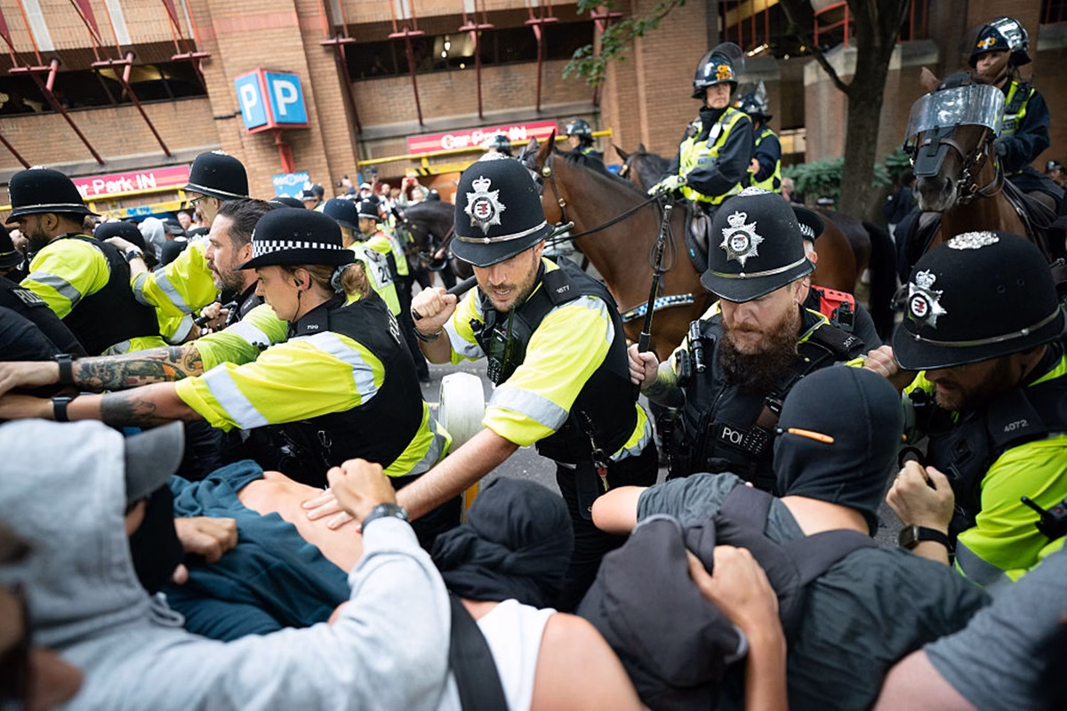 inglaterra-5 Londres: protestos contra hotéis de imigrantes terminam em confronto