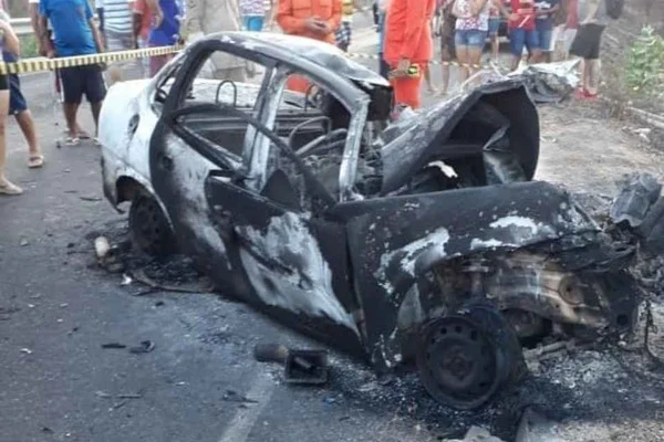 Acidente de carro deixa 4 pessoas carbonizadas no Ceará