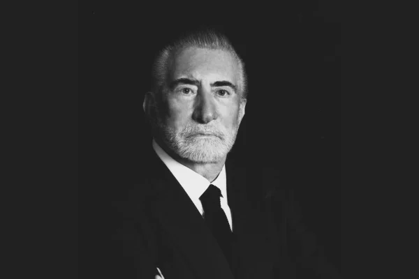 Imagem em preto e branco mostra o médico Silvano Raia, que morreu aos 95 anos - metrópoles