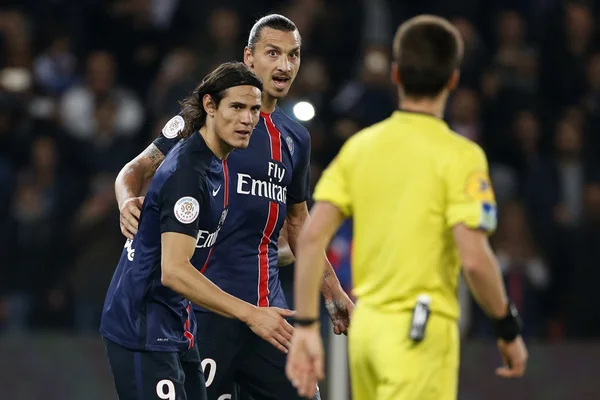 Cavani e Ibrahimovic abraçados