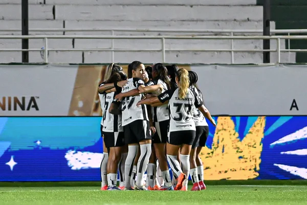 Foto colorida do time feminino do Corinthians - Metrópoles