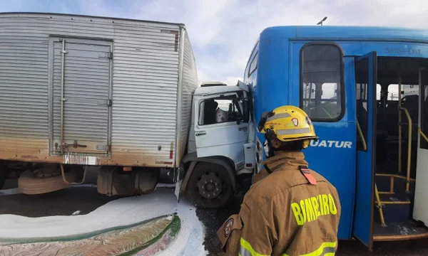 Caminhão e ônibus colidem na BR-060