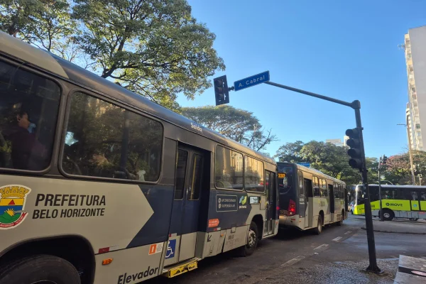 Trânsito fica travado após falha em semáforo no centro de BH