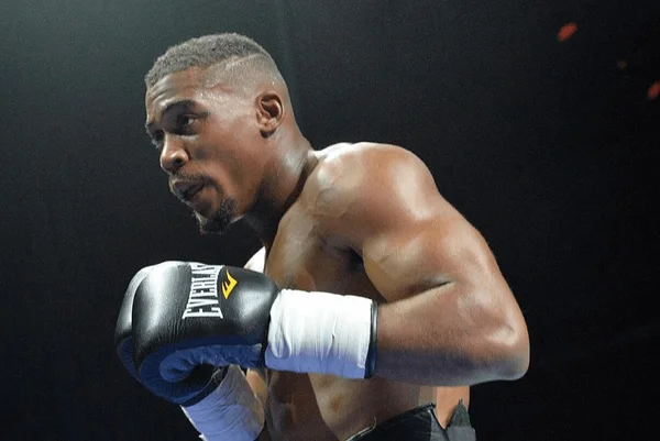 Isiah Jones durante luta de boxe - Metrópoles