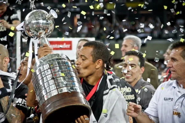 Imagem colorida do jogador Gilberto Silva