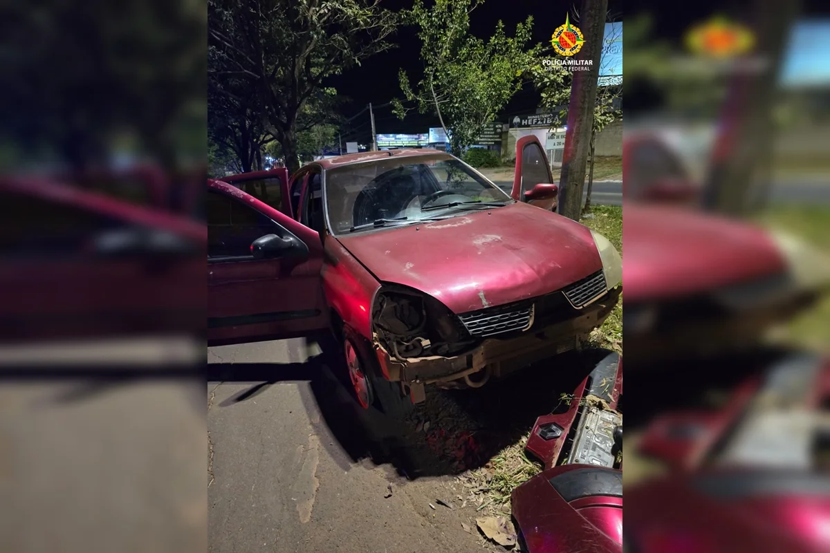 A perseguição só terminou quando o condutor colidiu o veículo contra uma árvore A perseguição só terminou quando o condutor colidiu o veículo contra uma árvore