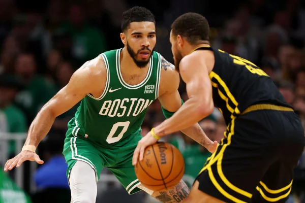 Jayson Tatum #0 do Boston Celtics defende Stephen Curry #30 do Golden State Warriors