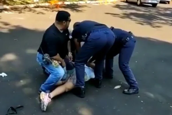 Mulher sofrendo abordagem policial enquanto se recusava a cumpri decreto de isolamento em Araraquara