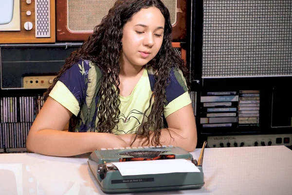 Desafio de Gerações: jovens usam máquina de datilografia pela primeira vez