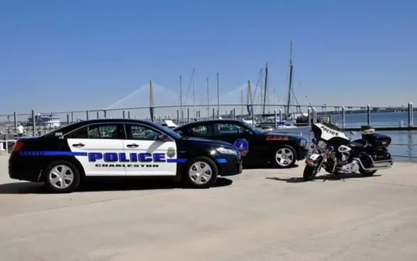 imagem colorida carro prefeitura de charleston polícia prende foragido brasileiro