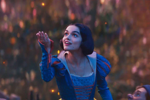Rachel Zegler em cena de Branca de Neve (2025), da Disney - Metrópoles