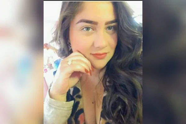 Jovem é executada em salão de beleza e amiga é baleada