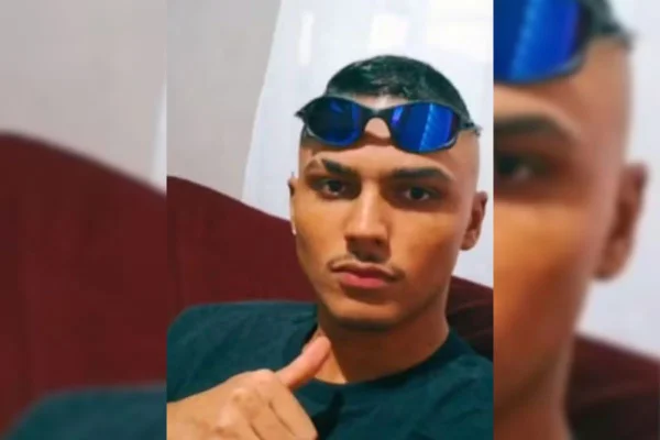 Fabiano Souza do Nascimento, de 19 anos, foi levado por uma corrente de retorno ao sumir no mar em Praia Grande. Buscas pelo jovem continuam - Metrópoles