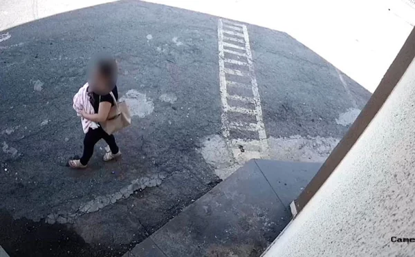 Mulher chegando em igreja para abandonar recém-nascido
