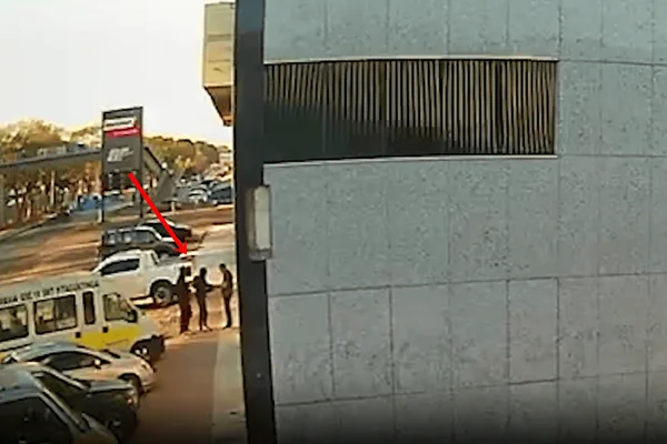Suspeitos rendem homem e roubam carro