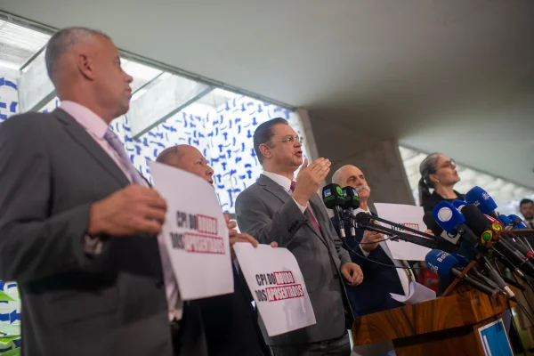 O deputados da oposição protocolam o requerimento de abertura CPI do INSS pessoas roubadas - Metrópoles