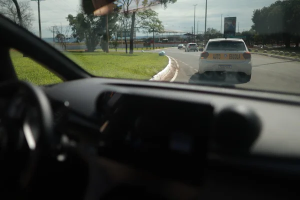 CNH sem autoescola. Fotos de carros de autoescola nas ruas do DF - Metrópoles