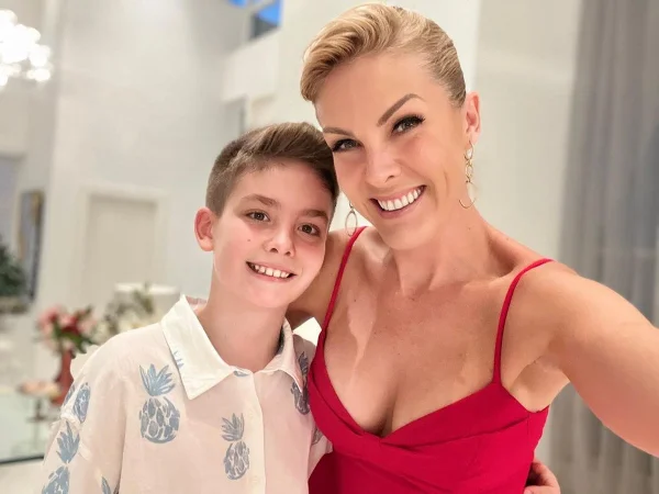 Ana Hickman posa com o filho, Alezinho, em sua festa de aniversário - Metrópoles