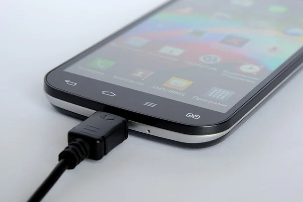 Bebê morre após tomar choque elétrico enquanto brincava com celular