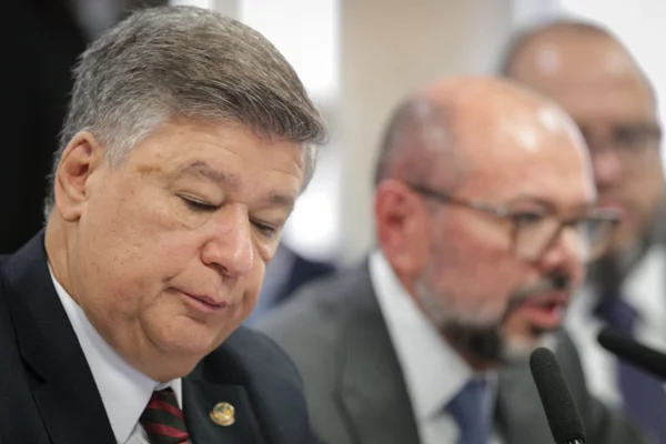 Imagem colorida mostra o senador Carlos Viana e o ex-ministro da Previdência na CPMI do INSS - Metrópoles