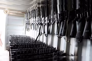 As armas incluem fuzis de assalto M16 As armas incluem fuzis de assalto M16