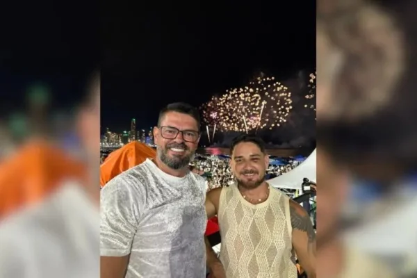 Imagem colorida mostra casal em praia de Balneário Camboriú no ano novo - Metrópoles
