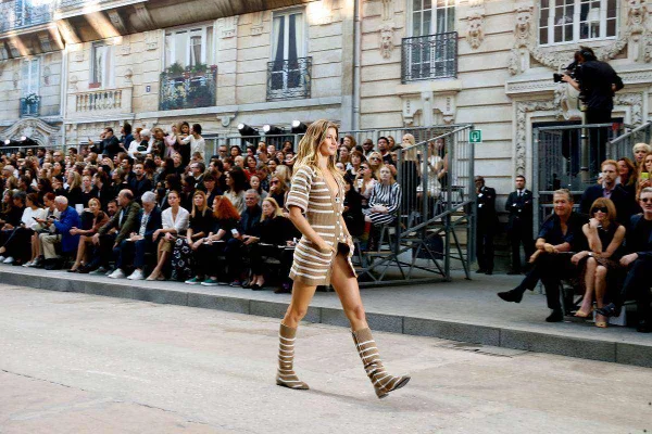 Gisele Bündchen em desfile da Chanel