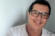 Beto Barbosa posa sorridente para o Instagram