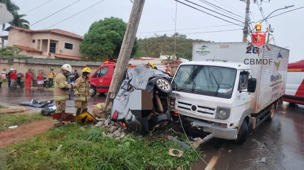 Acidente entre carro e caminhão na Avenida do Sol