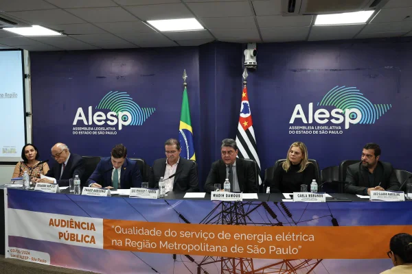 Fotografia colorida mostra secretário Nacional do Consumidor, Wadih Damous, ao lado de deputados estaduais durante audiência pública sobre a privatização da Sabesp na Alesp - Metrópoles