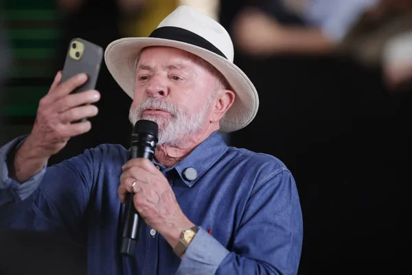Presidente Lula no celular