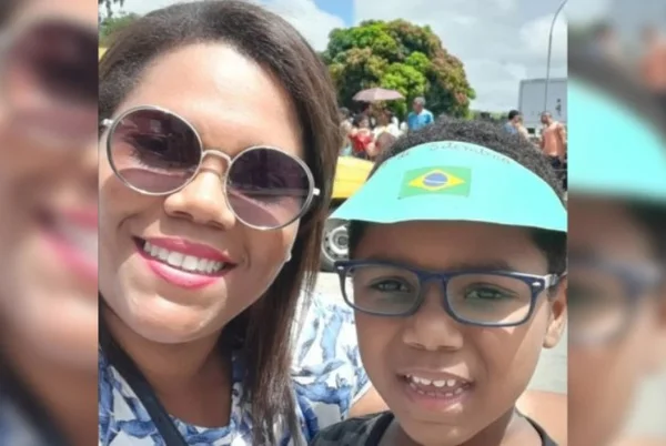 Miguel Otávio e a mãe sorrindo para a foto - Metrópoles