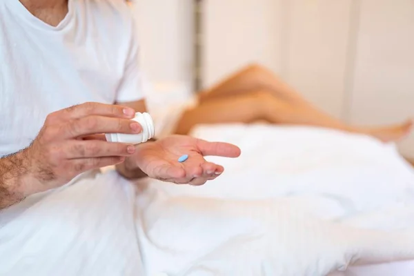 Homem com viagra na mão - Metrópoles