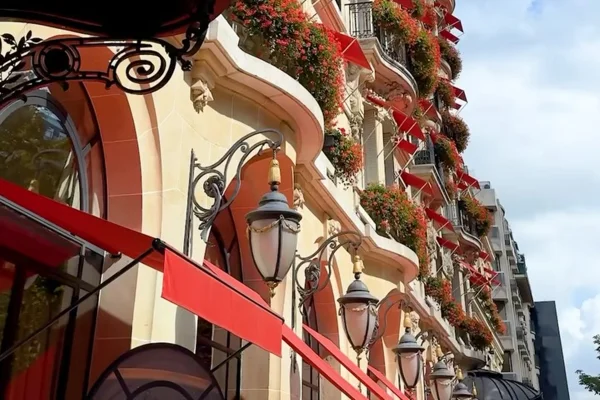 Plaza Athénée, hotel em Paris, na França - Metrópoles