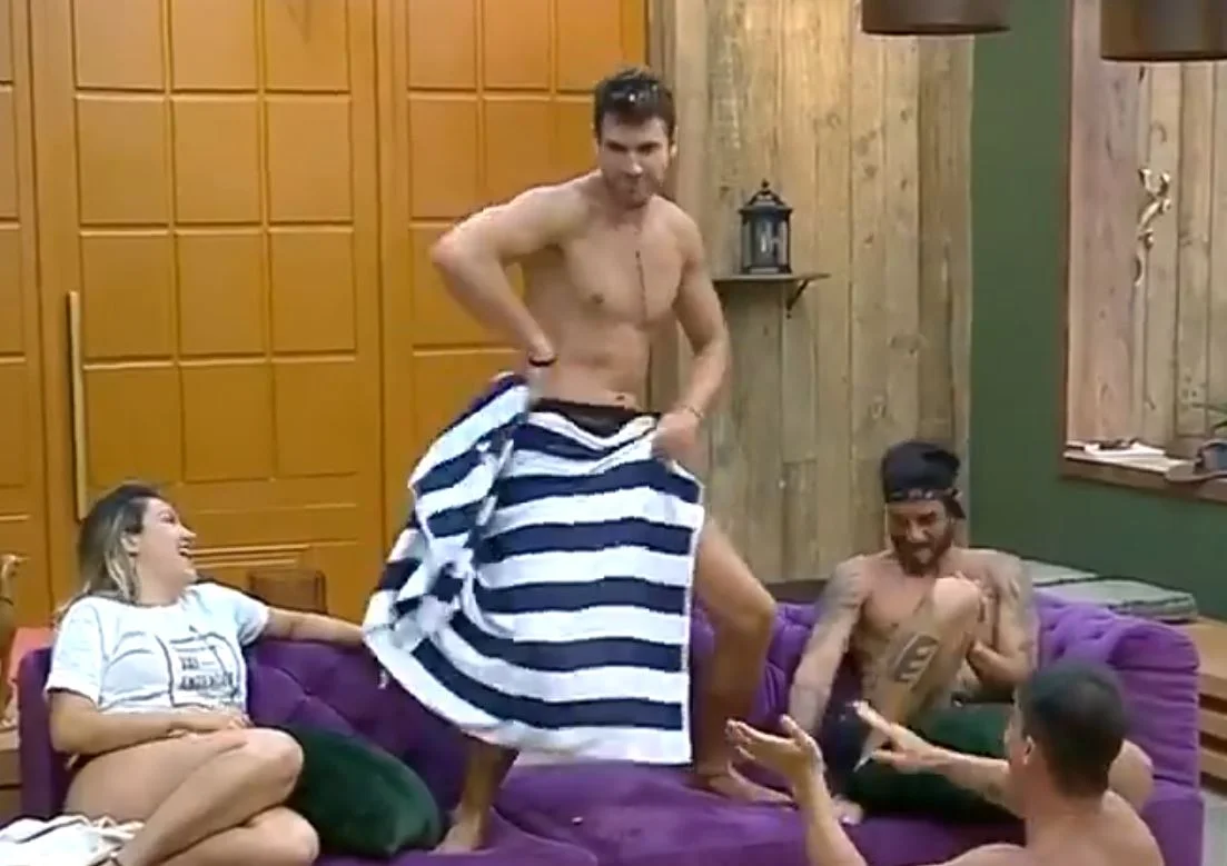 Enquanto dançava, os participantes riam bastante Enquanto dançava, os participantes riam bastante