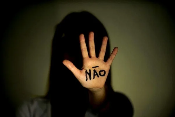Motorista ajuda mulher a perseguir homens que tentaram estuprá-la