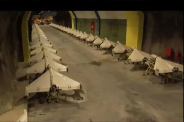 Foto colorida de arsenal de drones do Irã - Metrópoles