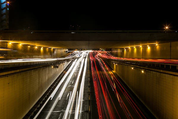 carros no túnel do eio monumental