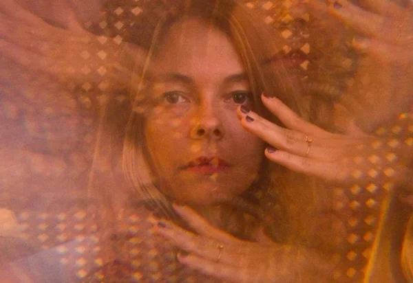 Francesa Laure Briard lança disco em português