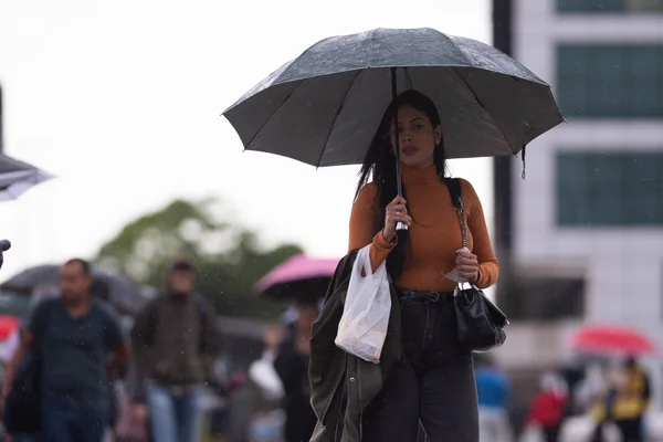 Alerta para chuvas intensas em todo o país se mantém; confira o clima