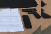 Arma e celular apreendidos Arma e celular apreendidos