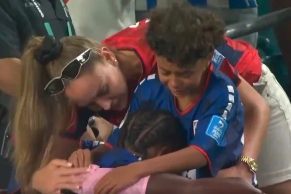 Nuno da Costa, de Cabo Verde, é consolado pela família após derrota da seleção na Copa do Mundo 2026 - Metrópoles